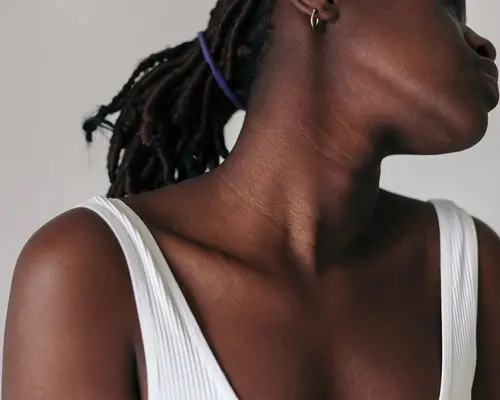 woman showing neck wrinkles