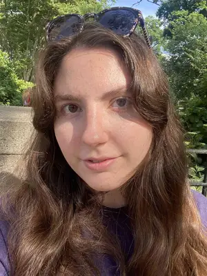 Abby wearing the Drunk Elephant Umbra Sheer Sunscreen