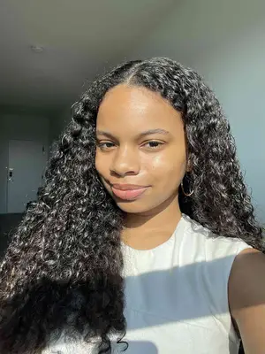 Holly wearing the Drunk Elephant Umbra Tinte sunscreen