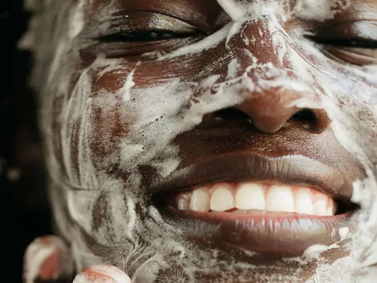 Esattamente come (e quando) pulire in profondità il viso, secondo i dermatologi