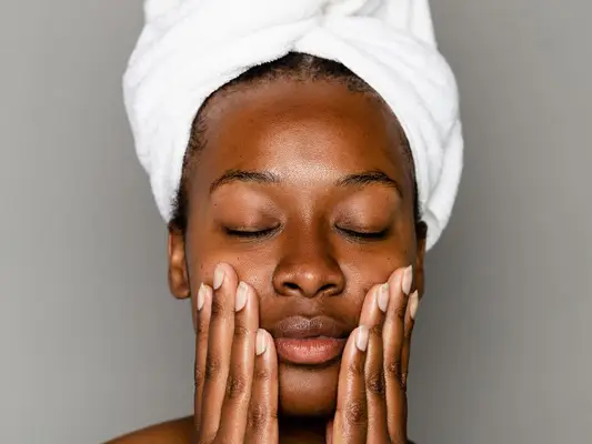 ¿Puedes lavarte la cara después de Botox? Aquí está el 411 en el cuidado de la piel posterior a la inyección