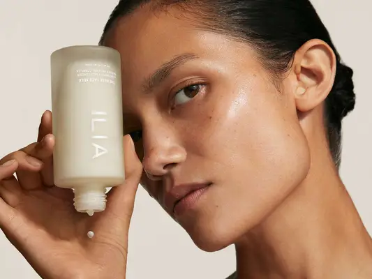 La nouvelle essence laiteuse d'Ilia sauvera votre peau d'hiver