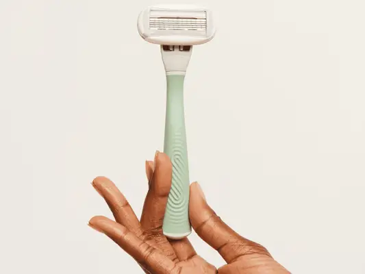 Puoi raderti un tatuaggio? Gli esperti pesano quando è sicuro