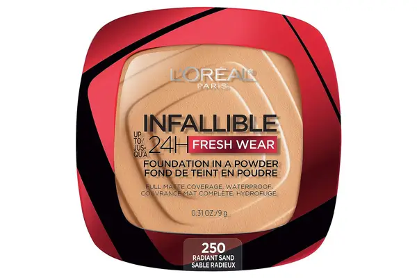 woman preparing to apply Maybelline Fit Me Loose Finishing Powder