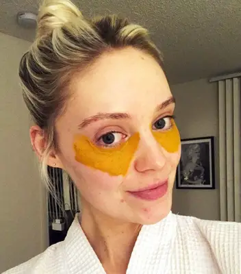 Erin Jahns selfie with turmeric diy under-eye mask