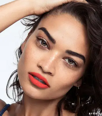 Shanina Shaik light makeup and red lipstick