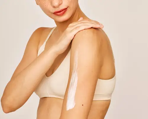 Die Verwendung von Bräunungsbettlotion in der Sonne ist eine schreckliche Idee - das ist der Grund, warum