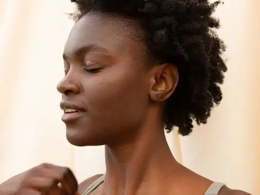 13 formas de tratar las espinillas debajo de la piel, según los dermatólogos