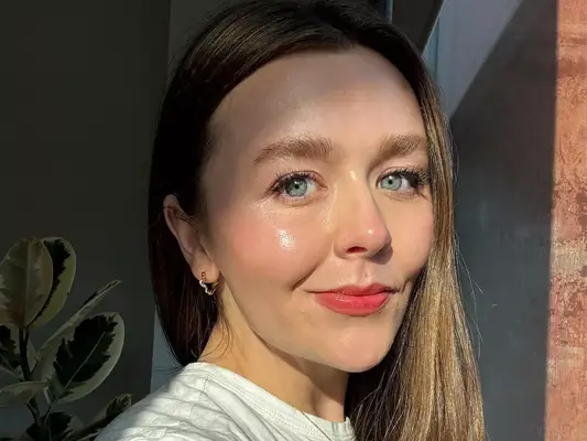 byrdie editorial director holly rhue