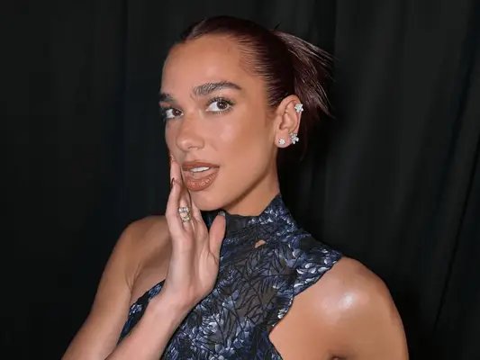 Come (in modo sicuro) rimuovere i gioielli piercing, secondo gli esperti