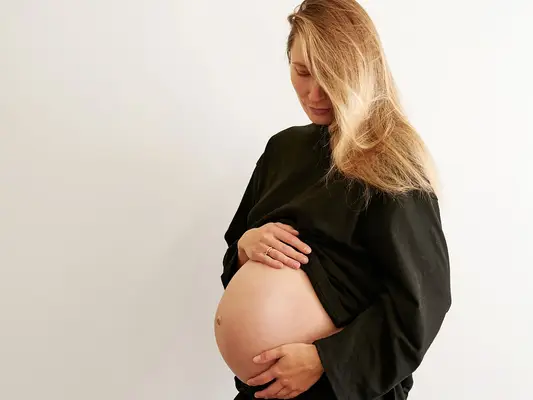 Cómo prevenir y tratar las estrías del embarazo, directamente de los expertos