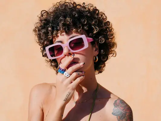 Cómo cuidar adecuadamente un tatuaje de pelado, según los expertos