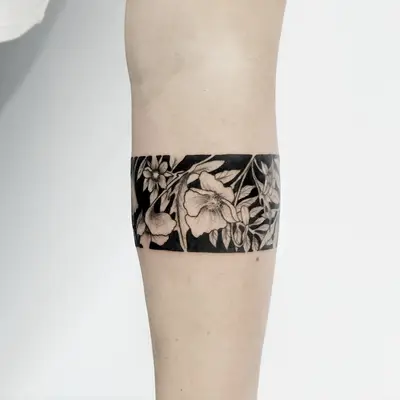 Floral armband Negative Space Tattoo