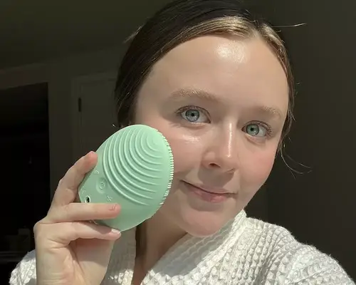 MYM Beauty editor Holly Rhue with clean skin and holding mint Foreo Luna 4 cleansing device