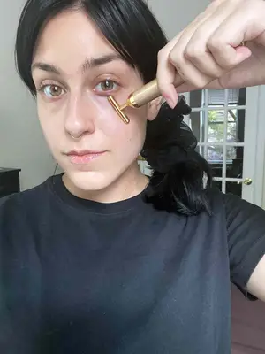 a person using the Jillian Dempsey Gold Sculpting Bar