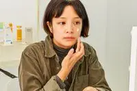 Hand dabbing face with mineral sunscreen