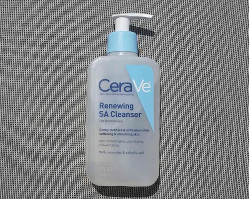 Probé el limpiador SA renovador de CeraVe para una piel más clara y mis brotes desaparecieron