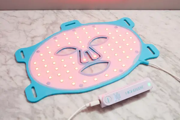 The HigherDOSE Red Light Face Mask lays flat while powered on