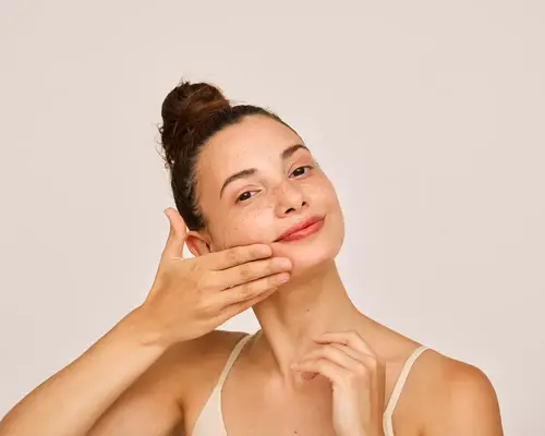 Conoce la jalea real: los dermatólogos secretos de belleza franceses juran por