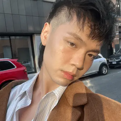 MYM Beauty editor selfie