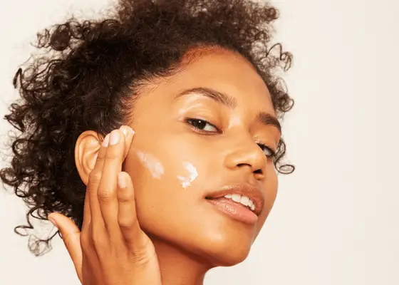 8 maneiras de ajustar sua rotina de cuidados com a pele para o inverno, de acordo com os dermatologistas