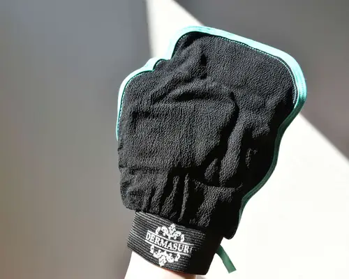 A close up of the Dermasuri Deep Exfoliating Glove 