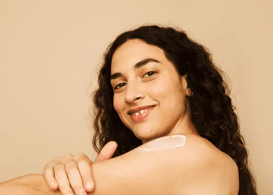 Soro corporal vs. óleo corporal: os especialistas explicam a diferença, os benefícios e os melhores usos