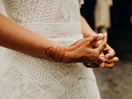 Ekspertguiden til henna -tatoveringer: placering, omkostninger, efterpleje og mere
