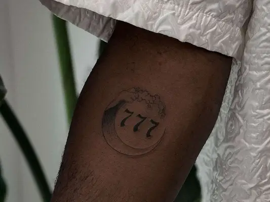 12 tatuajes de tatuaje destacados para 2025, desde minimalismo de línea fina hasta avivamiento de color en negrita