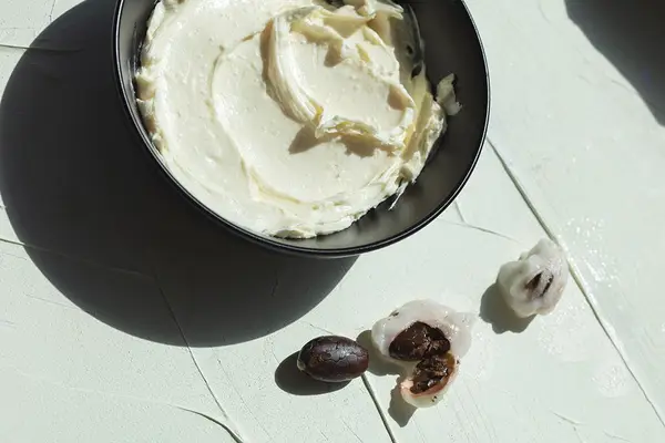 Kwas stearynowy jest zatwierdzonym przez skórę skórka, który dodaje do rutyny