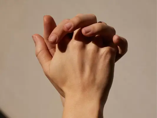 Według dermatologów, jak zatrzymać łuszczenie się skóry na dłoniach