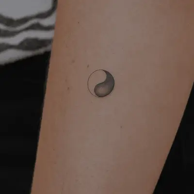 Close up of a minimalistic yin-yang symbol with shading.