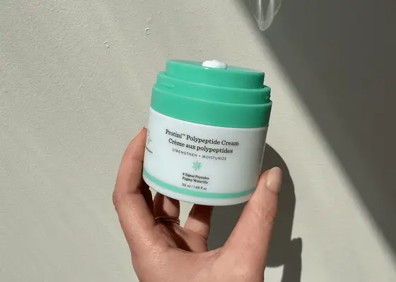 Eu credito minha pele saltitante a este hidratante rico em peptídeos