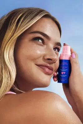 A model holding Ultra Violette Preen Screen.