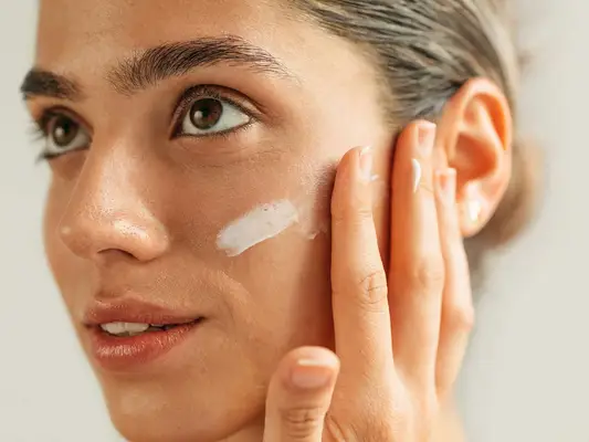 Nad trouve son chemin dans les formules de soins de la peau futuristes - est-il légitime?