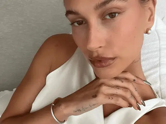 34 Idéias de design de tatuagem de dedos bonitas, do minimalista ao maximalista