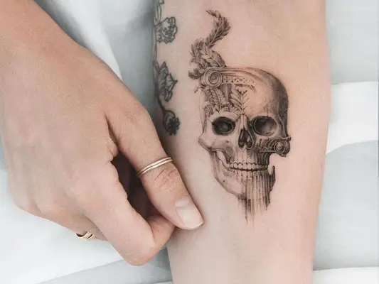 31 tatuagens de crânio para inspirar sua próxima tinta