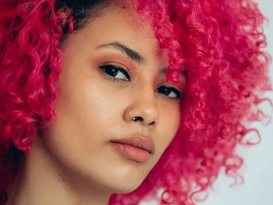 Se o seu buraco de piercing fechar, aqui está o que os dermatologistas recomendam