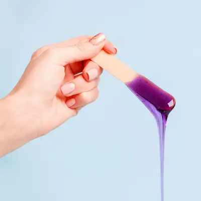 Hand holding sugaring stick