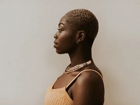 Cómo deshacerse del acné del cabello: tratamientos y causas, según los dermatólogos