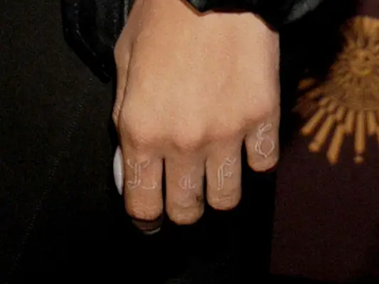 Weiße Tattoos auf dunklen Hauttönen: Alles, was Sie wissen müssen