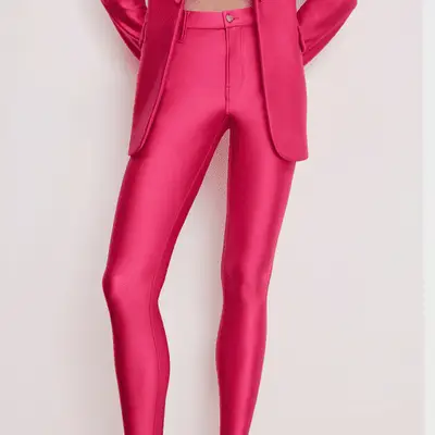 Photo of person wearing a hot pink leggings/pants 