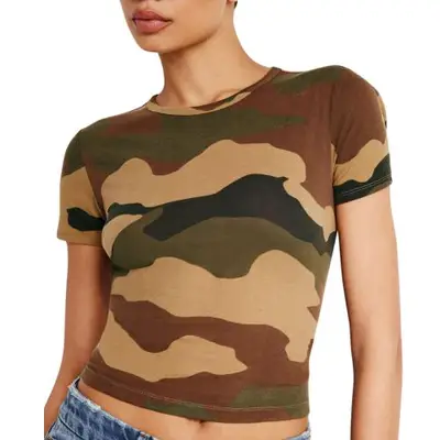 Good American Featherweight Cotton Slim Tee in fatigue green camo on model