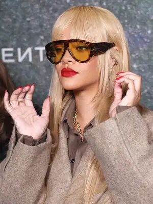 rihanna wearing oversized tortoiseshell sunglasses with yellow lenses