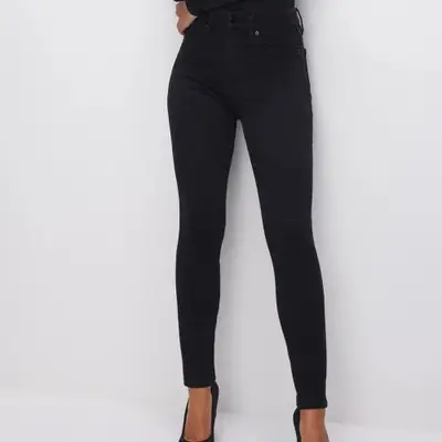 Good American Always Fits Good Legs Skinny Jeans in black on model