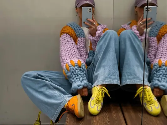 Tênis de cores vivas são o segredo de uma matança de roupa de verão