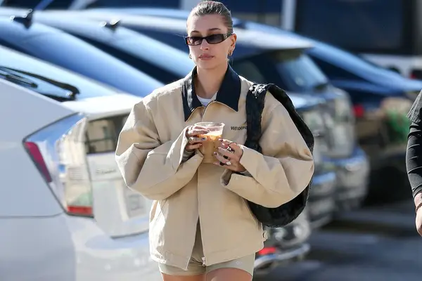 Hailey Bieber e Dua Lipa sono fan della tendenza della giacca più pratica dell'autunno 2024