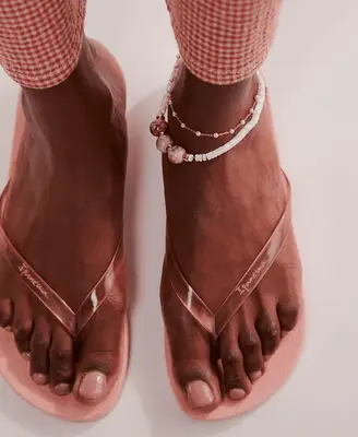 woman wearing shorts and flip flops