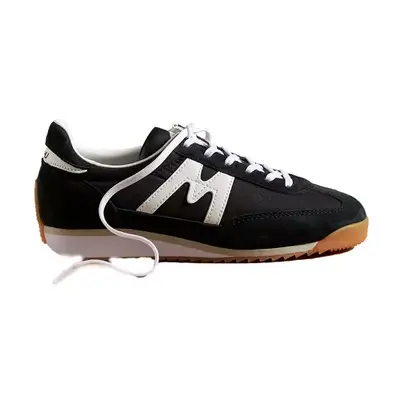 Karhu Mestari Classic Sneakers in black and white