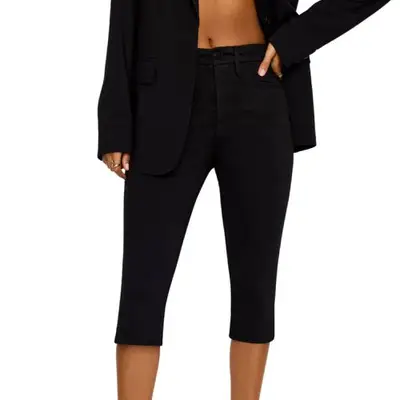 model wearing black Good American capris